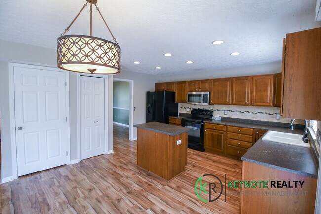 Building Photo - Gorgeous 3 Bedroom, 3 Bathroom Home Availa...