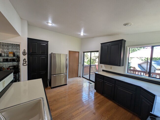 Building Photo - Tracyton Stunner! Available Now! 1/3 Acre FULLY Fenced.