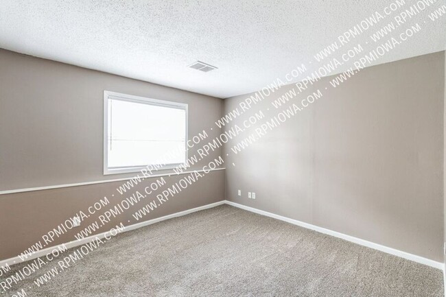 Building Photo - 317 SE Lowell Dr