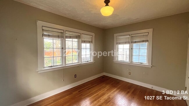 Building Photo - Light-Filled 3 BD | 2 BA Home in the Heart of Sellwood!