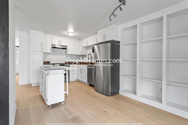 Building Photo - Beautifully Updated Condo in Multnomah Vil...