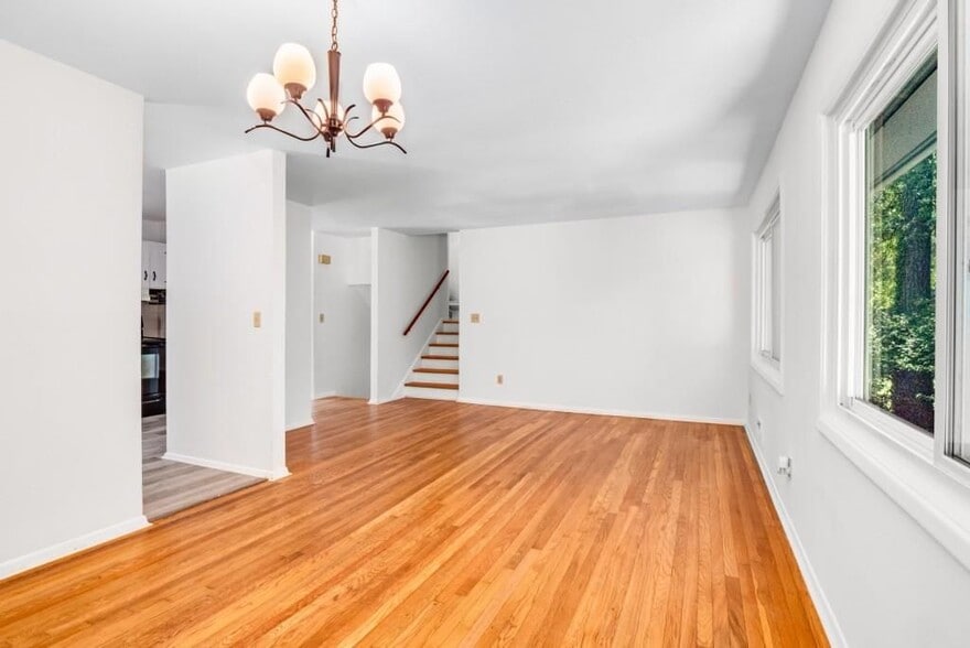 Building Photo - 2563 Beverly Hills Dr