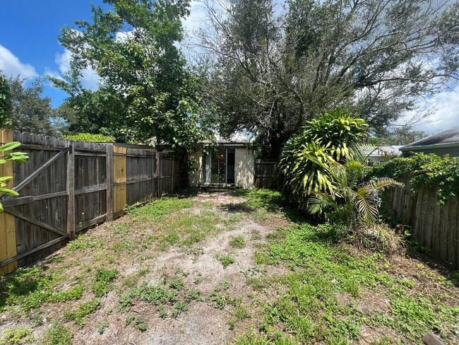 Building Photo - 1609 14th Ave W