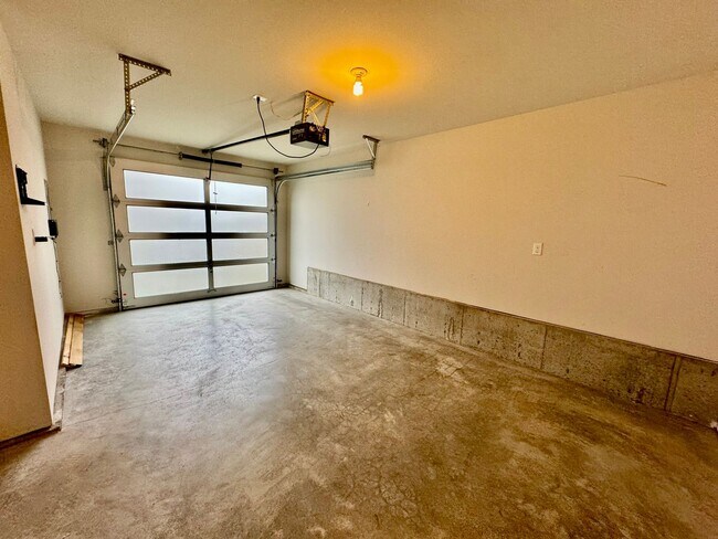 Building Photo - Location! Location! Modern 3 bed, 2.5 bath, Townhome near Greenlake!