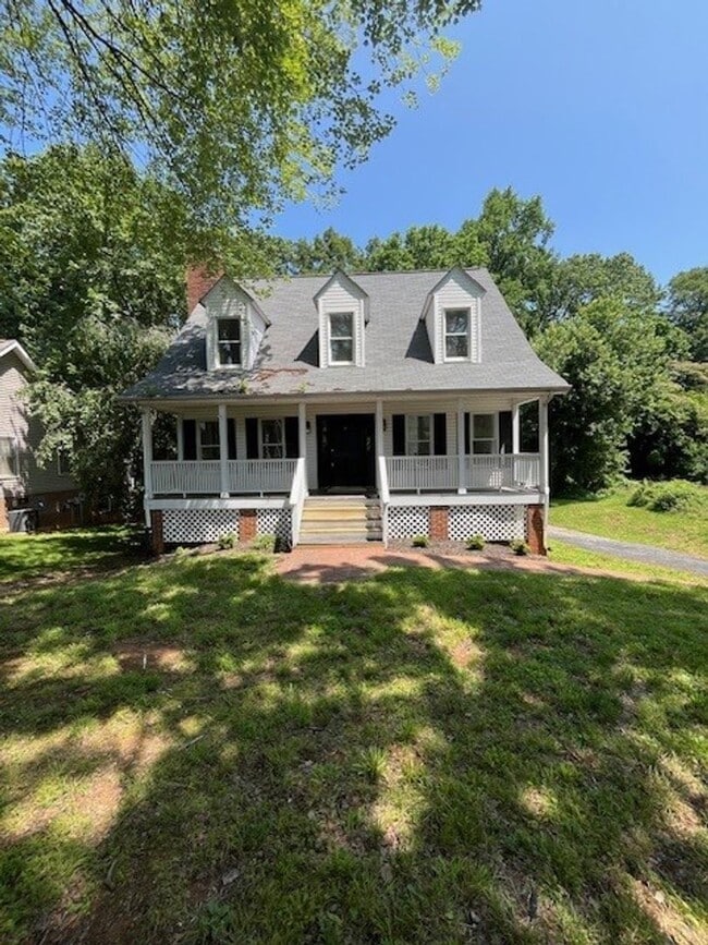 Building Photo - Two-Story Cape Cod- 3 Bed 2 Bath Greensbor...