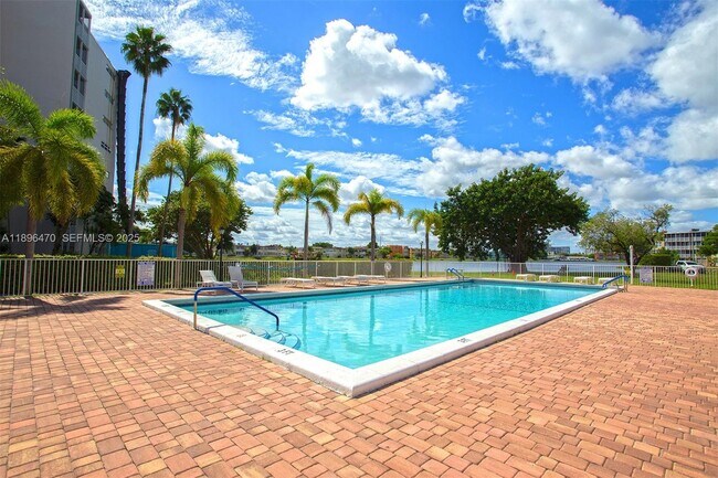 Building Photo - 1750 NE 191st St