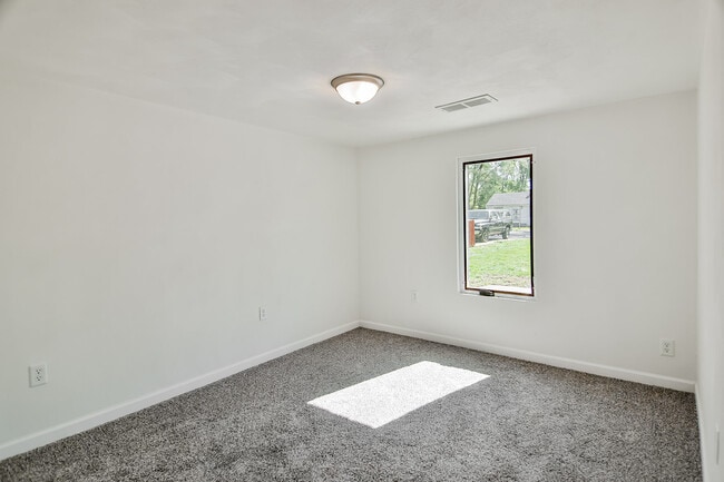 Building Photo - 402 Marquette Rd