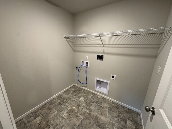 Building Photo - Beautiful, 5-Bedroom Camas Home