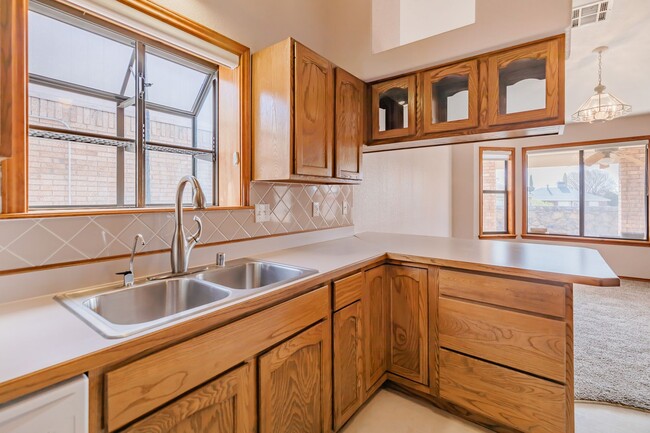 Building Photo - Inviting 3 Bed 2 Bath - Pet Friendly!