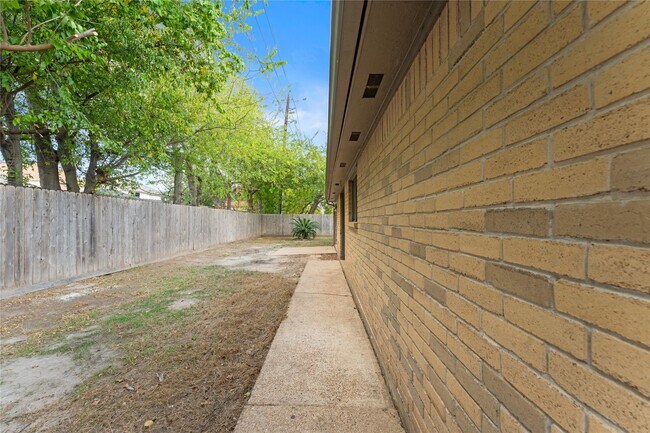 Building Photo - 10746 Staghill Dr