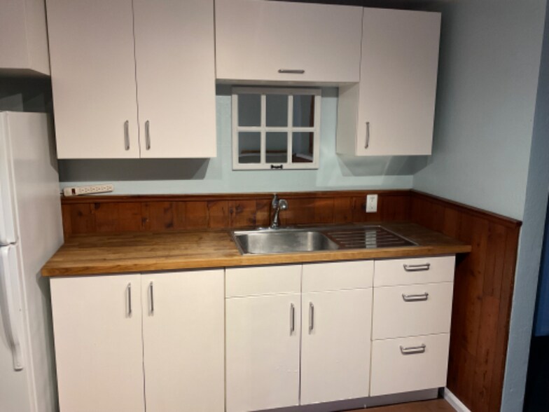 Building Photo - 560 S Weed Blvd