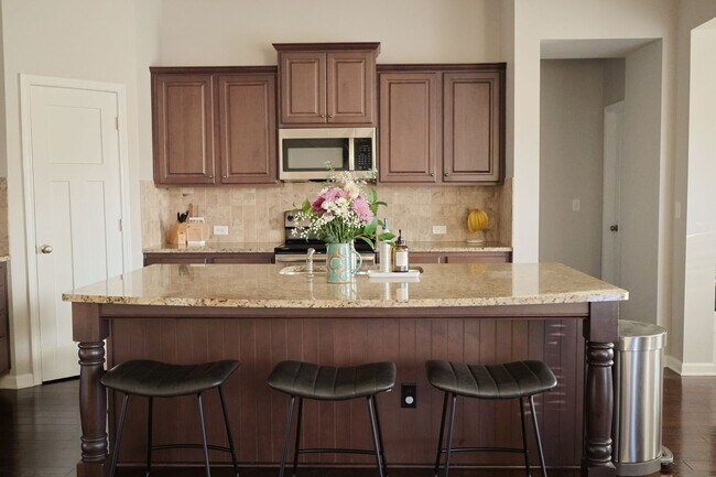 Building Photo - Deer Creek - 4BR/ 2 story/ 2500+SQFT