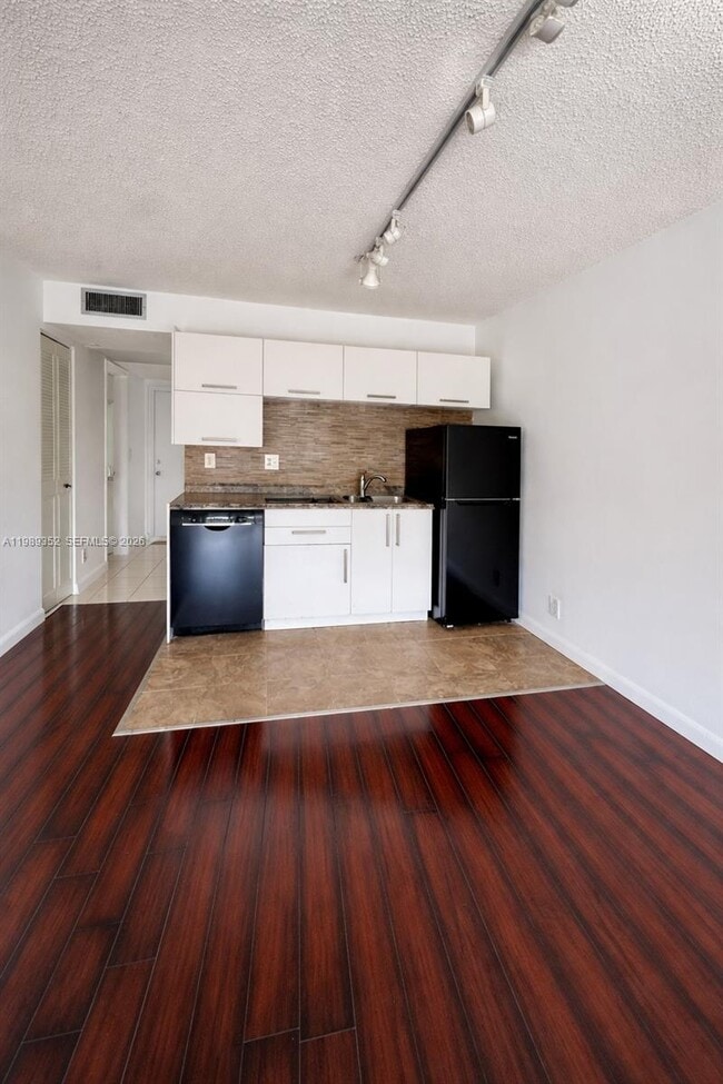 Building Photo - 9330 Lagoon Pl