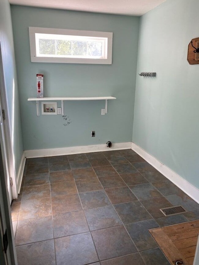 Building Photo - Leasing