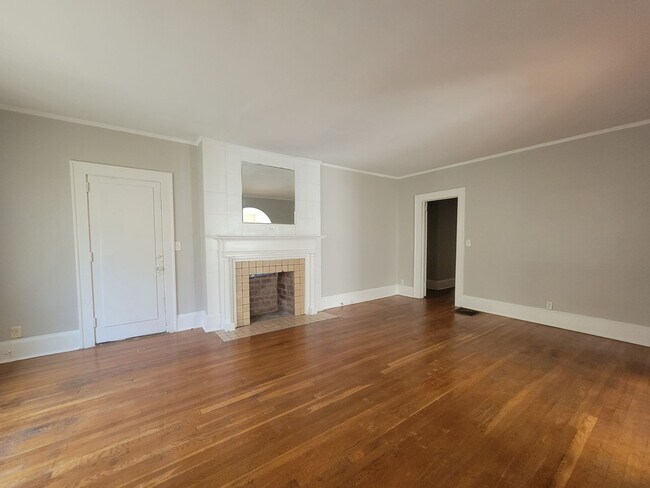 Building Photo - No Luxury Bells and Whistles But a Nice Clean Historic Home