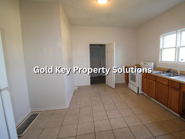 Building Photo - Updated 2 BR 1 BA House with Huge Kitchen and Garage (SECTION 8 APPROVED)