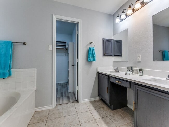 Building Photo - 1305 Greenbriar Ln