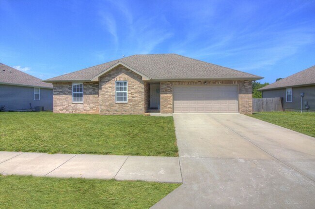 Primary Photo - 3 Bedroom, 2 Bathroom in Nixa!