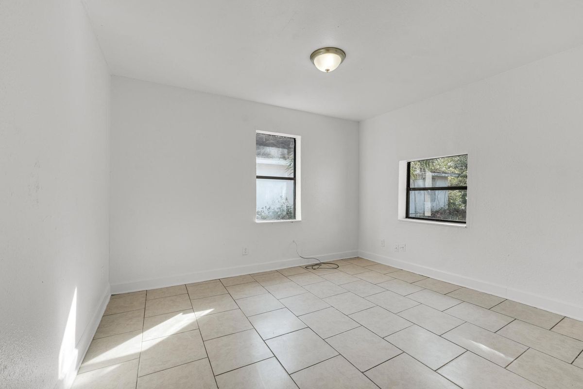 Building Photo - 1830 W 27th St