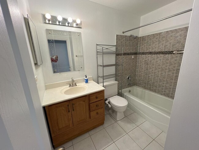 Building Photo - 867 E Carriage Ln