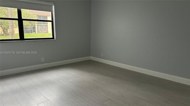 Building Photo - 200 Lakeview Dr