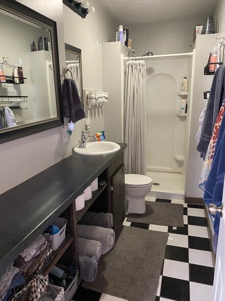 Building Photo - 1025 W King St