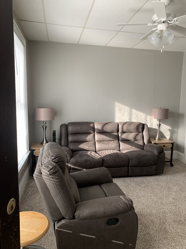 Building Photo - 618 N 5th St