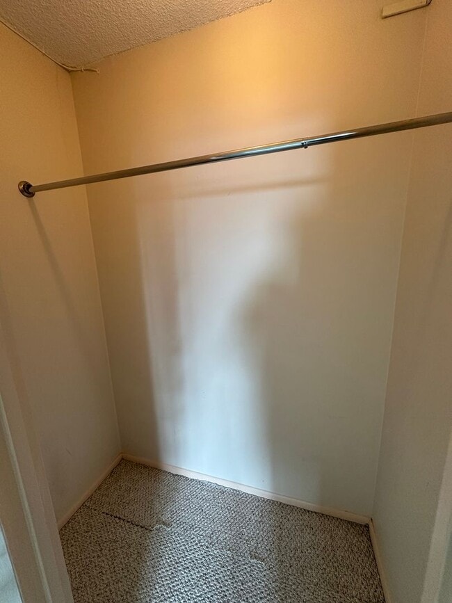 Building Photo - Spacious 1Bedroom unit in Center City.