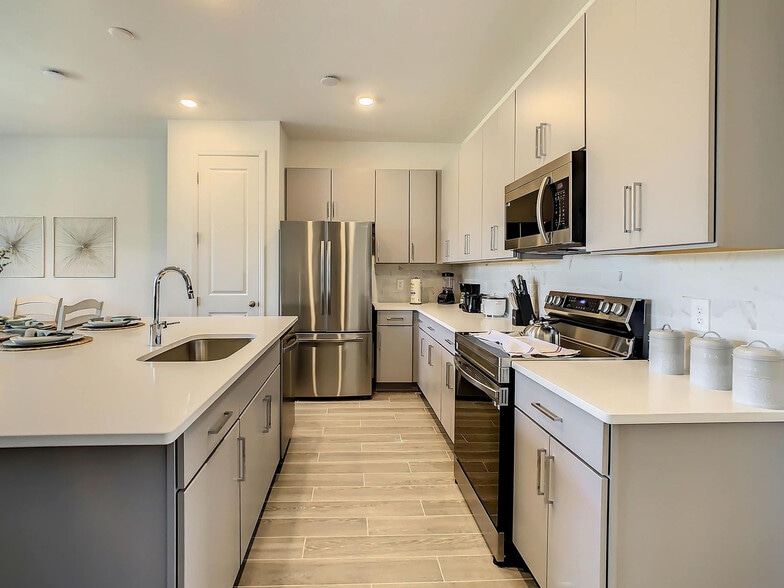 Building Photo - 820 Longboat Dr