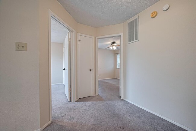 Building Photo - 3812 Redbud Dr