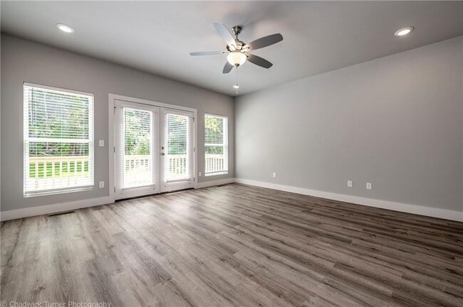 Building Photo - 1512 N Gregg Ave