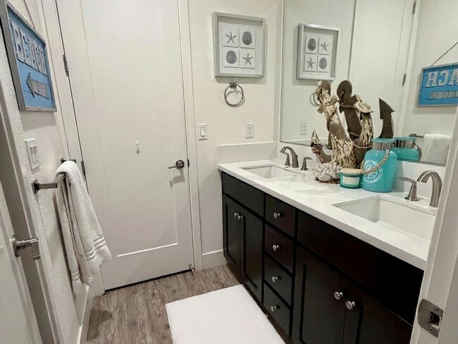 Building Photo - Luxury 4BR Home w/ Dual Side Yards, Putting Green & Master Suite