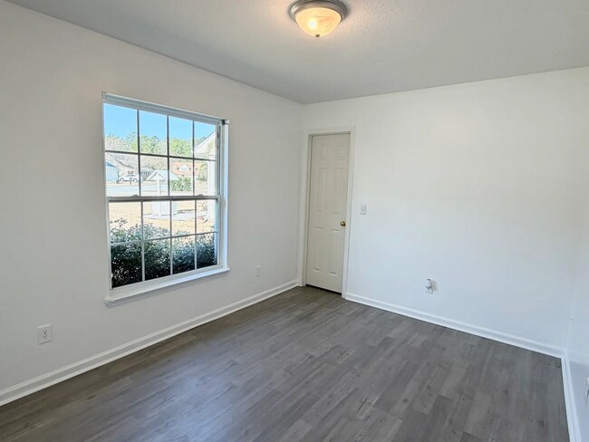 Building Photo - Spacious 5-bedroom, 3-bath home!