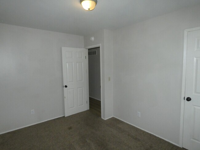 Building Photo - 5045 NE 56th Pl