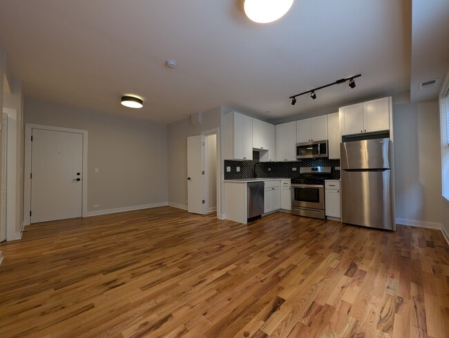 Building Photo - 653 W Wrightwood Ave