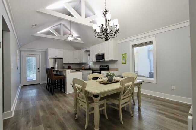 Building Photo - 8 Sally Ln