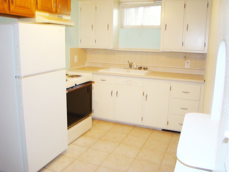 Kitchen - 636 S Loomis Ave