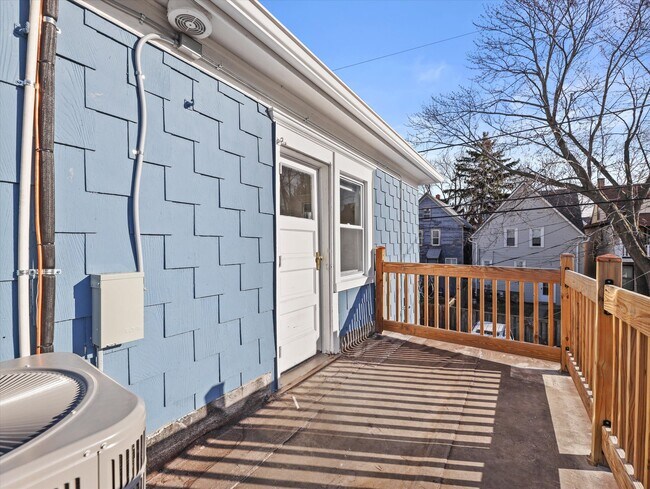 Building Photo - 1613 E Hartford Ave