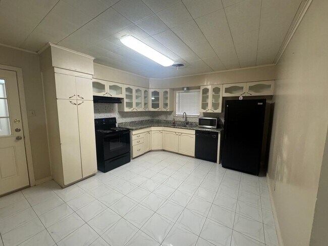 Building Photo - 302 Huisache Dr
