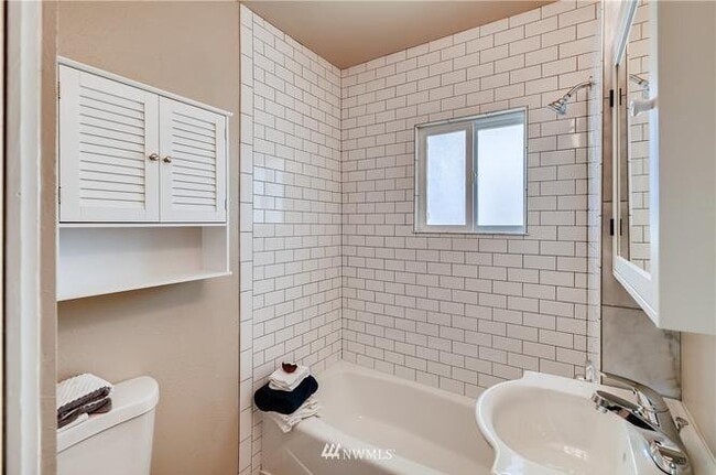 Building Photo - 2121 S L St
