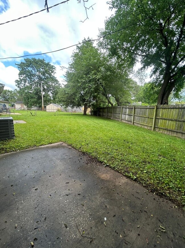 Building Photo - Charming 3 Bedroom Home with Garage & Fenced Yard