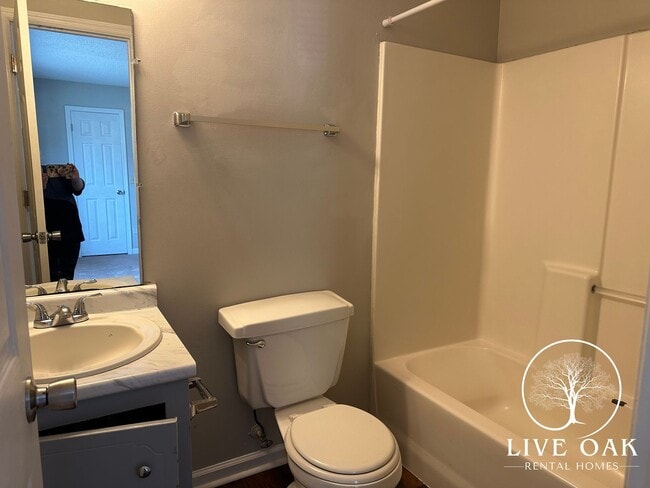 Building Photo - MOVE IN SPECIAL: $500 OFF 1ST MONTH'S RENT!**