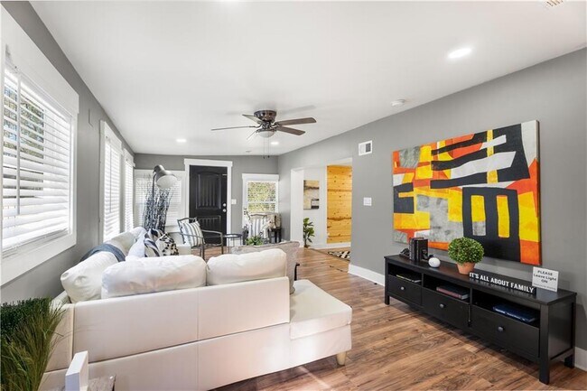 Building Photo - 2802 Palm Dr