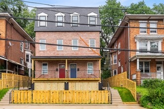 Building Photo - 442 W Queen Ln