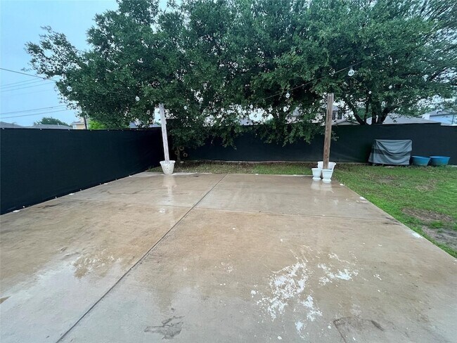 Building Photo - 6304 Spring Ranch Dr