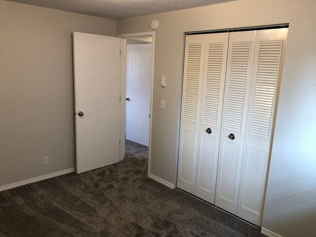 Building Photo - Updated 3 bedroom 1.5 bathroom house in Springfield!