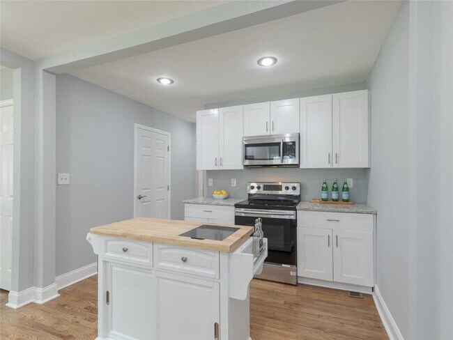 Kitchen - 1377 Avon Ave SW