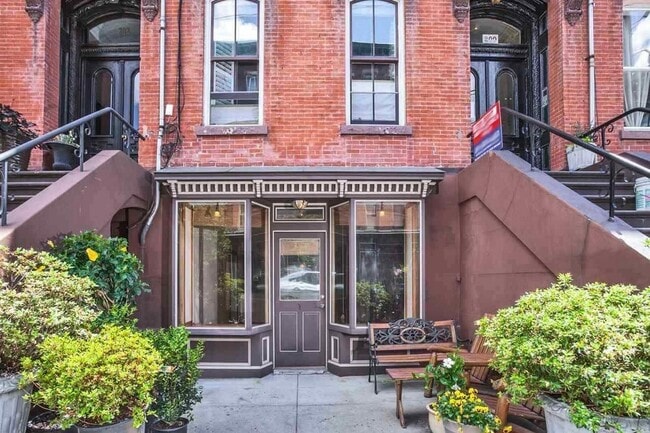Building Photo - 202 Warren St