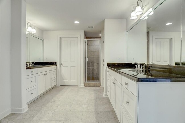 Building Photo - 914 N Main St