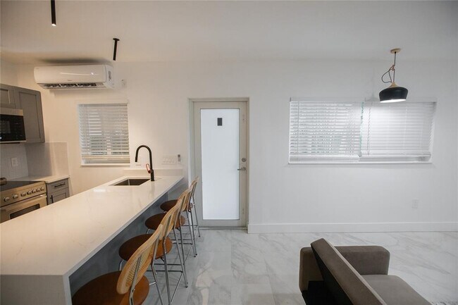 Building Photo - 1112 NE 17th Terrace